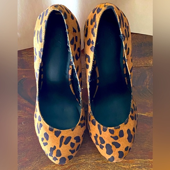 F21 LEOPARD PRINT PLATFORM CLOSED TOE HEELS - Picture 4 of 6